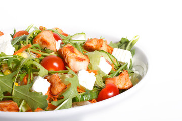 gemischter Salat auf weißem Teller