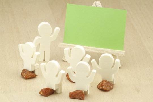 Symbolisch dargestelltes Meeting, Seminar oder Pr&auml;sentation mit Holzfiguren