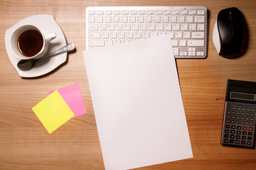 Draufsicht vom Mann am Schreibtisch 