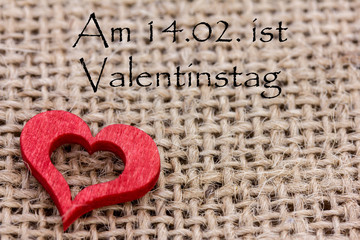 ein rotes Herz liegt auf Stoff