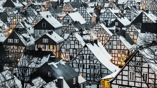 Traumhaftes Winterdorf mit verschneiten D&auml;chern. Altstadt von Freudenberg. Fachwerkh&auml;user im Winter.