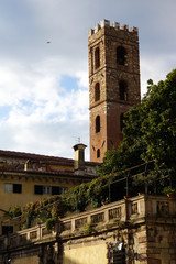 Fototapeta na wymiar Kirchturm von Santi Giovanni e Reparata