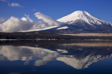 Fototapeta na wymiar 山中湖より富士山