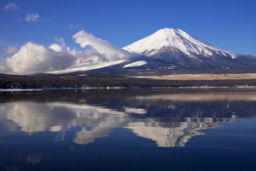 Fototapeta na wymiar 山中湖より富士山