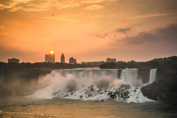 Fototapeta premium View of Niagara Falls Park during sunrise