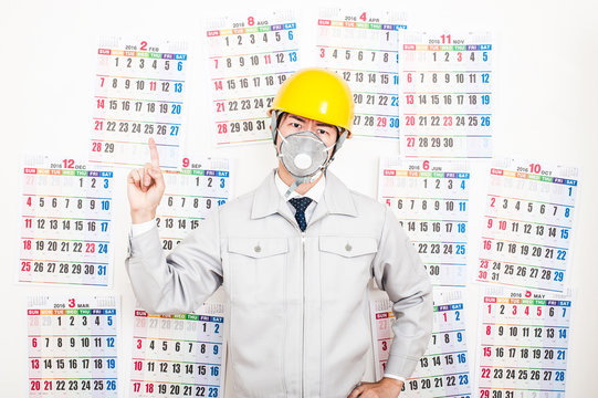 カレンダー,厳しい顔をしている工事現場の男性