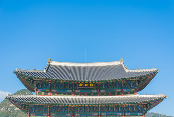Obraz premium Beautiful Architecture in Gyeongbokgung Palace at Seoul city