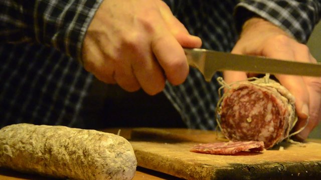 Edlwuascht Салямі Salami سلامي Salame Салам &Sigma;&alpha;&lambda;ά&mu;&iota; סלמי Salama سالامی Szal&aacute;mi サラミსალიამი 살라미 莎樂美腸 Салями Salam 