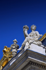 Naklejka premium Beautiful roof details with golden ornaments and statues of Palace of Versailles
