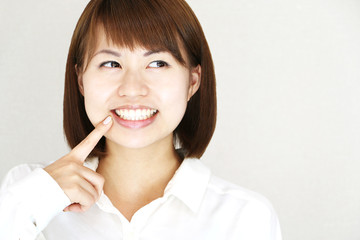 笑顔の若い女性