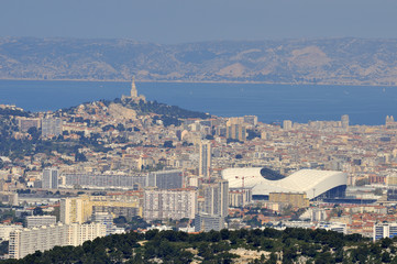 Marseille : vue du stade Vélodrome et de Notre-Dame-de-la-Garde