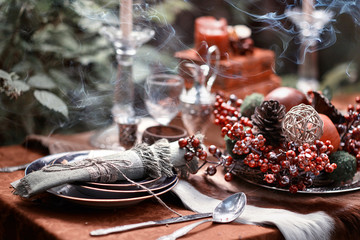 Table decorated serving and decorations.