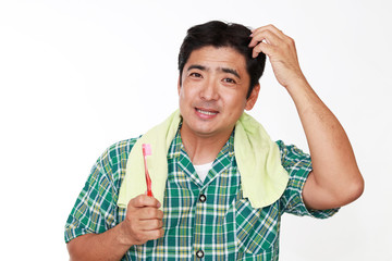 Fototapeta premium 歯ブラシを持つ笑顔の男性