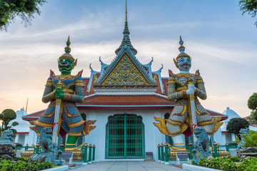 Fototapeta premium demon guardian in wat arun