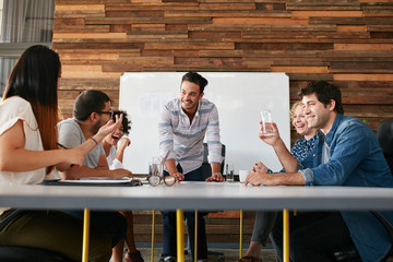 Happy young people having a business meeting - obrazy, fototapety, plakaty