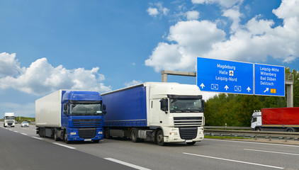 Güterverkehr mit LKW auf der Autobahn // shipping truck - obrazy, fototapety, plakaty
