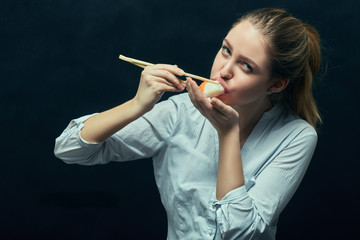 Fototapeta premium girl eating sushi