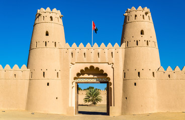 Naklejka premium Wejście do fortu Al Jahili w Al Ain, Zjednoczone Emiraty Arabskie