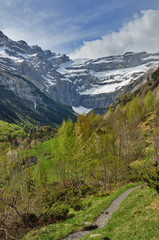 Fototapeta premium Spring view of the cirque of Gavarnie