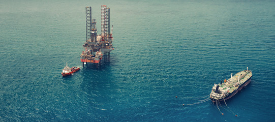 Image of oil platform while cloudless day