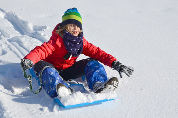 Fototapeta na wymiar Kind beim Bobfahren, Wintersport