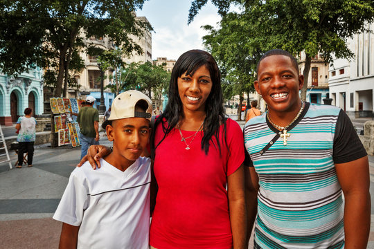 Cuba, La Habana, Family At Paseo De Martí (Prado)