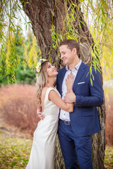 Fototapeta premium bride groom garden tree