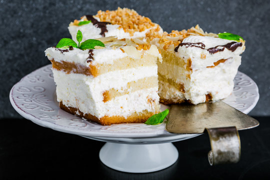 Serving cake with a creamy cream and nuts