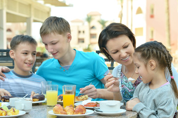 Obraz na płótnie Canvas Mother and children at breakfast