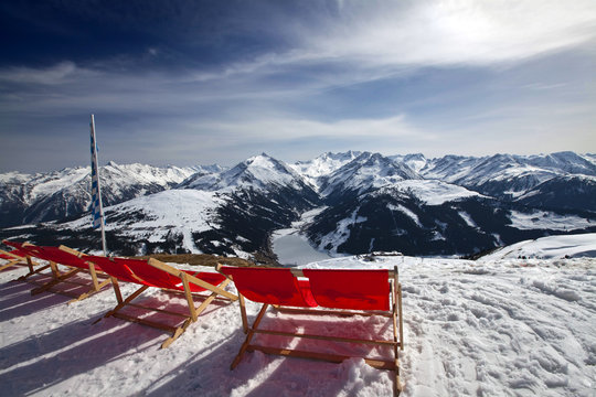 Liegest&uuml;hle vor der Panoramaalm in K&ouml;nigsleiten