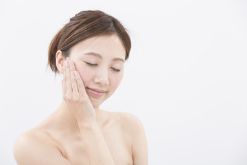 スキンケアをする女性