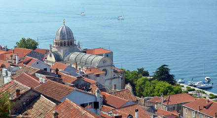 Fototapeta na wymiar Sibenik Eglise au bord de la mer Adriatique