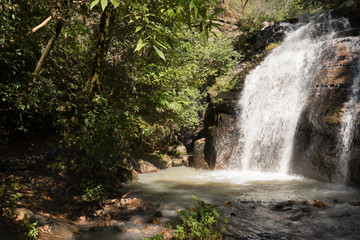 Obraz premium Pequeña cascada en las montañas de Mascota Jalisco.