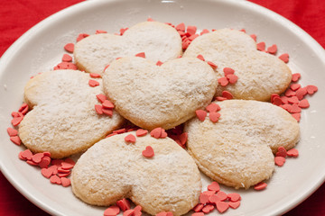 Biscotto al cocco con cuore di cioccolato bianco