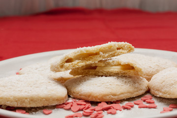 Biscotto al cocco con cuore di cioccolato bianco