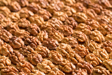 Obraz premium Background of symmetric walnut halves.