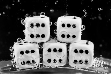 un jeu de dé plongé dans des bulles