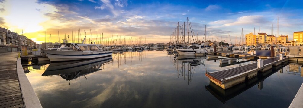 Lever de soleil sur la marina au Cap d'Agde, dans l'H&eacute;rault en Occitanie, France