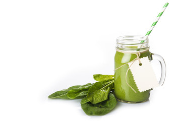 Green smoothie o batido verde con sus ingredientes aislado sobre fondo blanco, bebida antioxidante y energética para una dieta sana