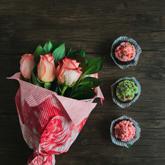 Bouquet of roses and cupcakes