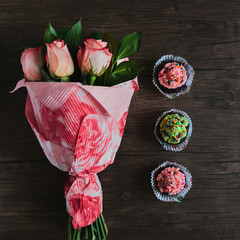 Bouquet of roses and cupcakes
