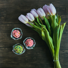 Bouquet of tulips and cupcakes