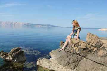 Fototapeta na wymiar woman looking at sea