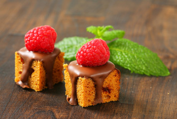 Mini gingerbread squares with melted chocolate