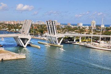Fototapeta na wymiar View of Fort Lauderdale with Bridge