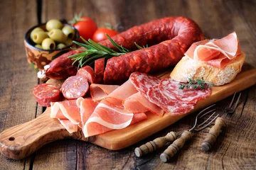 Badezimmer Foto Rückwand Fleish Spanische Tapas - Chorizo, Salsichon, Jamon Serrano, Lomo und Oliven
