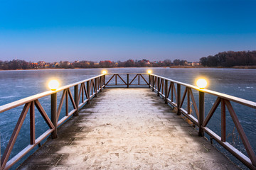 Obraz premium winter morning on the lake