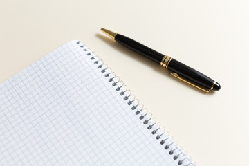 Naklejka premium black pen with white pad or notepad