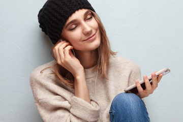 girl listening to music via mobile phone