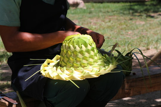 fabrication de chapeau en feuille de cocotier